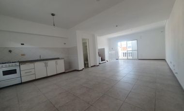 Triplex 4 amb. con Patio y Cochera