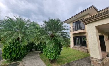 CASA. AMOBLADA.  EMBASSY CLUB CLAYTON