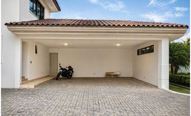 Costa del Este, casa de 4r 840m2 con piscina a solo $2.1M