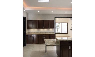 Costa del Este, casa de 4r 840m2 con piscina a solo $2.1M