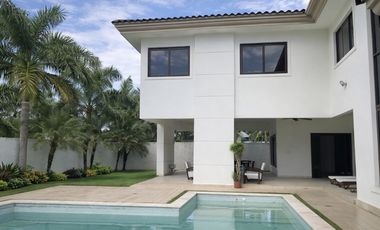 Costa del Este, casa de 4r 840m2 con piscina a solo $2.1M