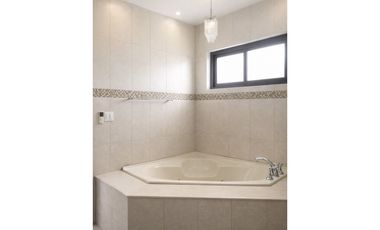 Costa del Este, casa de 4r 840m2 con piscina a solo $2.1M