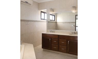Costa del Este, casa de 4r 840m2 con piscina a solo $2.1M