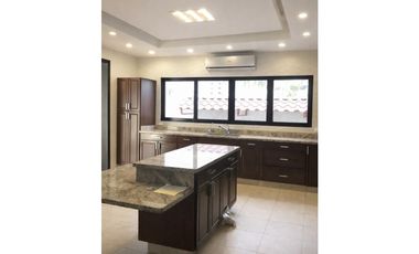 Costa del Este, casa de 4r 840m2 con piscina a solo $2.1M