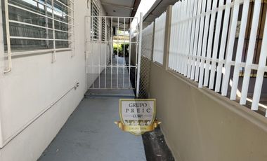 CASA EN CHANIS CON PATIO  (C.P)