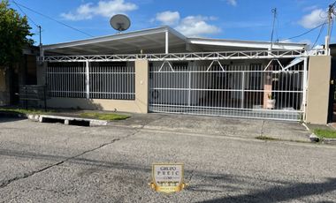 CASA EN CHANIS CON PATIO  (C.P)