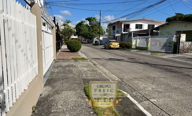 CASA EN CHANIS CON PATIO  (C.P)