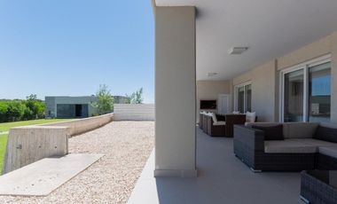 Departamento en venta  4 amb PB  3 dormitorios suite  contra frente Costa Esmeralda