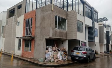 VENDO CASA BOSQUE MADERO CON PARQUEADERO INTERNO