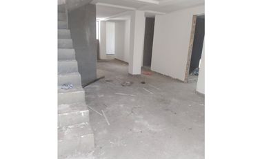 VENDO CASA CON DOBLE APARTAMENTO IMPERIO REAL