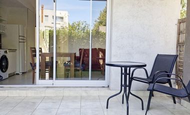 ALQUILER dos ambientes con jardín propio