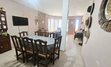 CASA 5 AMBIENTES SANTOS LUGARES JARDIN PERMUTA