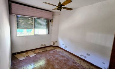 CASA VENTA LA REJA A REFACCIONAR (2 CASAS)