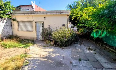 CASA VENTA LA REJA A REFACCIONAR (2 CASAS)