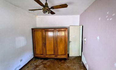 CASA VENTA LA REJA A REFACCIONAR (2 CASAS)