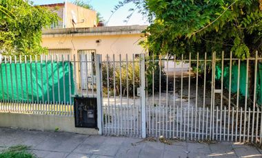 CASA VENTA LA REJA A REFACCIONAR (2 CASAS)