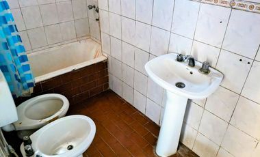 CASA VENTA LA REJA A REFACCIONAR (2 CASAS)