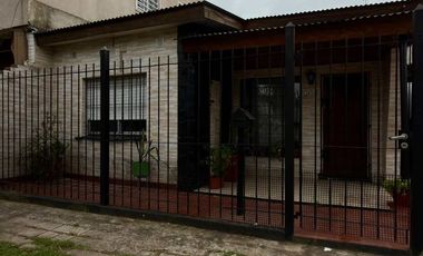 VENTA CASA 3 AMB + GALPON/ DEPOSITO COMERCIAL