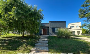 Casa 4 ambientes 190 m² en venta con cochera en Guernica