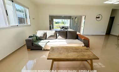 Casa 4 ambientes 190 m² en venta con cochera en Guernica