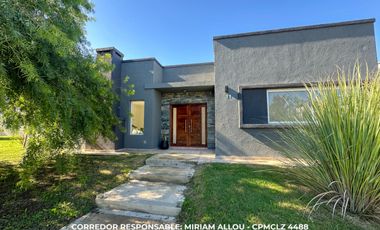 Casa 4 ambientes 190 m² en venta con cochera en Guernica