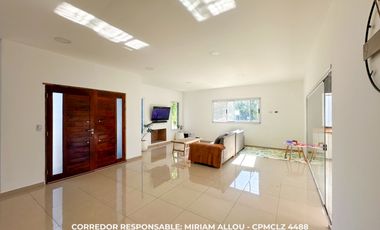 Casa 4 ambientes 190 m² en venta con cochera en Guernica