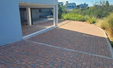 CASA EN ALQUILER CINCO LOMAS 3 DORM PILETA QUINCHO