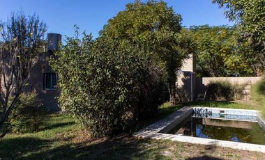 Casa con pileta y quincho en Villa Loguercio