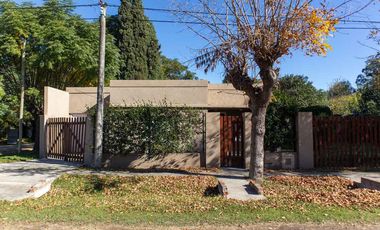 Casa con pileta y quincho en Villa Loguercio
