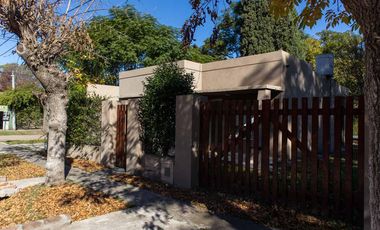 Casa con pileta y quincho en Villa Loguercio