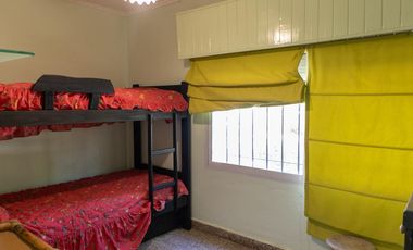 Casa con pileta y quincho en Villa Loguercio
