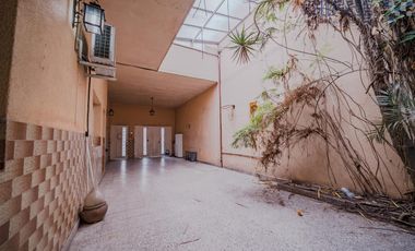 Casa de 6 ambientes en 2 plantas con 3 baños sobre lote propio de 8,66x20 con Garaje Patio Terraza