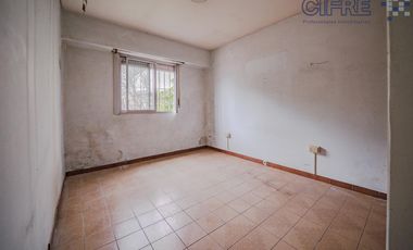 Casa de 6 ambientes en 2 plantas con 3 baños sobre lote propio de 8,66x20 con Garaje Patio Terraza
