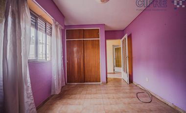 Casa de 6 ambientes en 2 plantas con 3 baños sobre lote propio de 8,66x20 con Garaje Patio Terraza