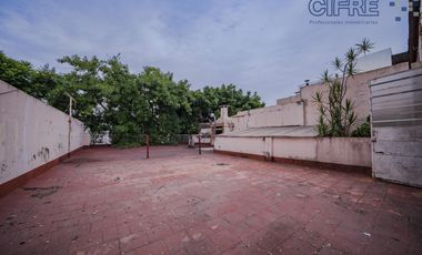 Casa de 6 ambientes en 2 plantas con 3 baños sobre lote propio de 8,66x20 con Garaje Patio Terraza