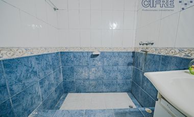Casa de 6 ambientes en 2 plantas con 3 baños sobre lote propio de 8,66x20 con Garaje Patio Terraza