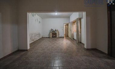 Casa de 6 ambientes en 2 plantas con 3 baños sobre lote propio de 8,66x20 con Garaje Patio Terraza