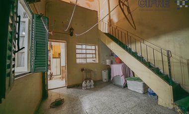 Casa de 6 ambientes en 2 plantas con 3 baños sobre lote propio de 8,66x20 con Garaje Patio Terraza