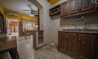 Casa de 6 ambientes en 2 plantas con 3 baños sobre lote propio de 8,66x20 con Garaje Patio Terraza