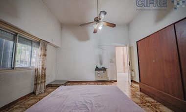 Casa de 6 ambientes en 2 plantas con 3 baños sobre lote propio de 8,66x20 con Garaje Patio Terraza