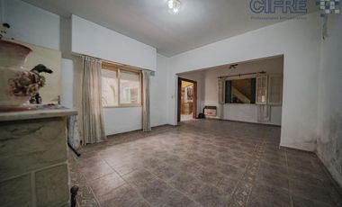 Casa de 6 ambientes en 2 plantas con 3 baños sobre lote propio de 8,66x20 con Garaje Patio Terraza