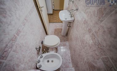 Casa de 6 ambientes en 2 plantas con 3 baños sobre lote propio de 8,66x20 con Garaje Patio Terraza