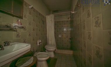 Casa de 6 ambientes en 2 plantas con 3 baños sobre lote propio de 8,66x20 con Garaje Patio Terraza