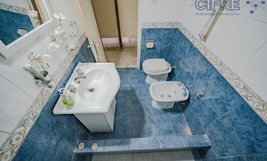 Casa de 6 ambientes en 2 plantas con 3 baños sobre lote propio de 8,66x20 con Garaje Patio Terraza