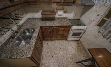 Casa de 6 ambientes en 2 plantas con 3 baños sobre lote propio de 8,66x20 con Garaje Patio Terraza
