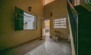 Casa de 6 ambientes en 2 plantas con 3 baños sobre lote propio de 8,66x20 con Garaje Patio Terraza