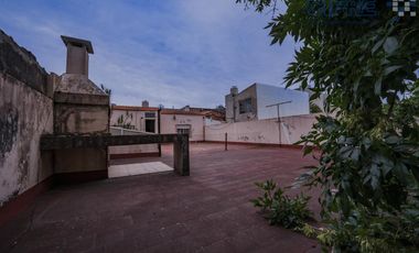Casa de 6 ambientes en 2 plantas con 3 baños sobre lote propio de 8,66x20 con Garaje Patio Terraza
