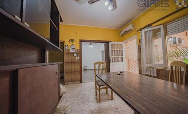Casa de 6 ambientes en 2 plantas con 3 baños sobre lote propio de 8,66x20 con Garaje Patio Terraza