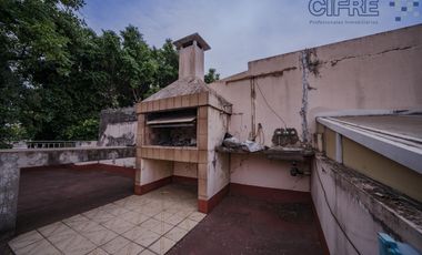 Casa de 6 ambientes en 2 plantas con 3 baños sobre lote propio de 8,66x20 con Garaje Patio Terraza