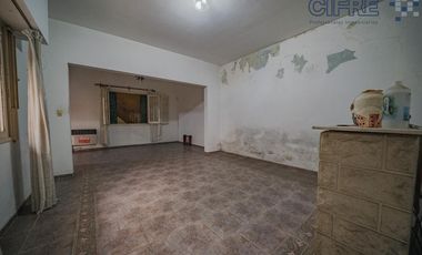 Casa de 6 ambientes en 2 plantas con 3 baños sobre lote propio de 8,66x20 con Garaje Patio Terraza
